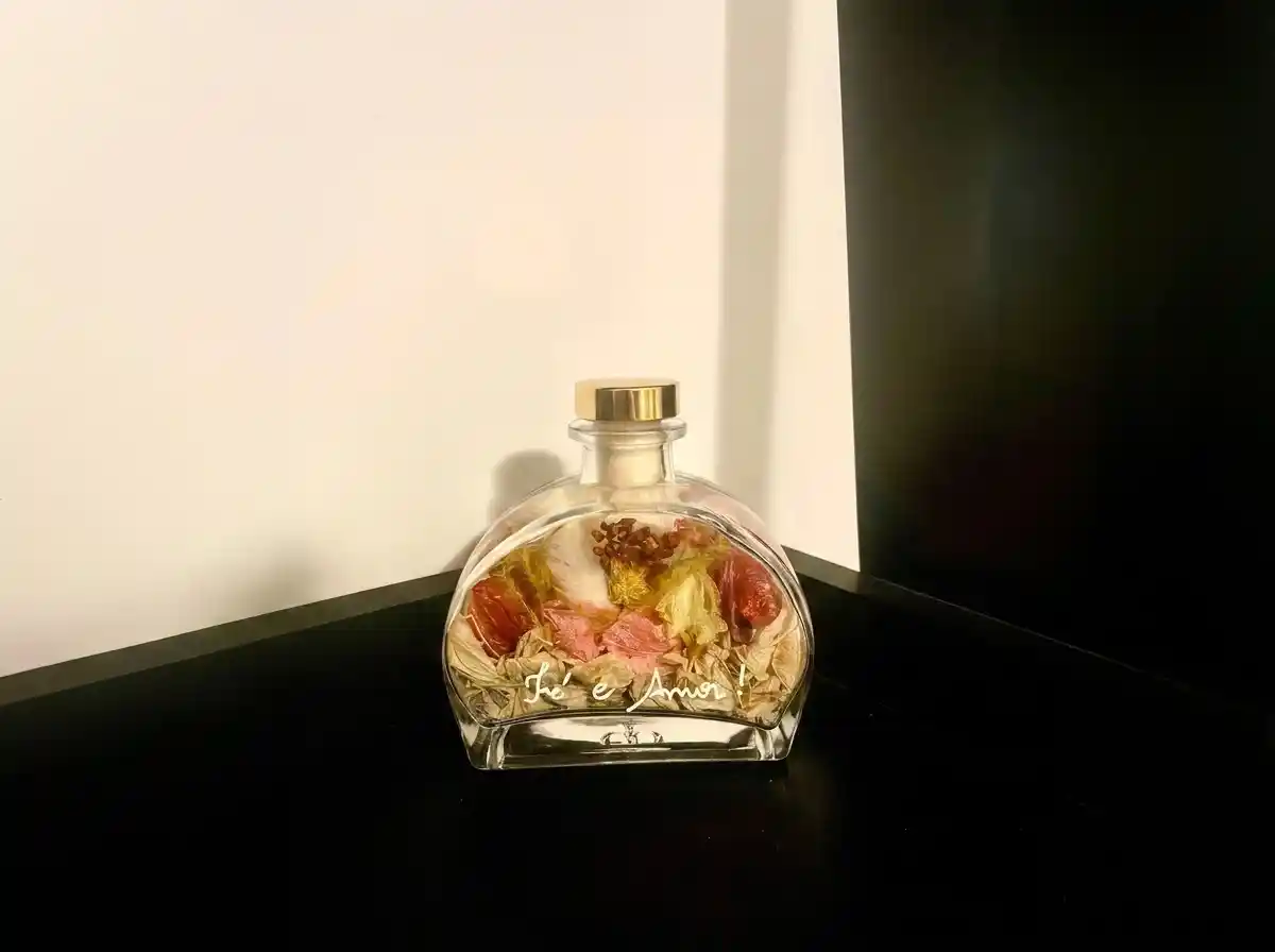 Garrafa com flores desidratadas